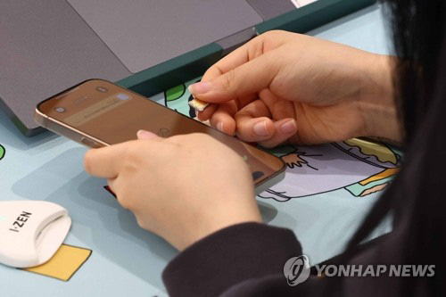 지난 28일 서울 시내 한 SKT 대리점에서 직원이 유심 교체를 하고 있다.<연합뉴스>